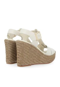 Sandales wedges blanches avec une plateforme en jute tissée, dotées d'une tige en synthétique lisse, d'une sangle réglable et d'un design à bout arrondi.