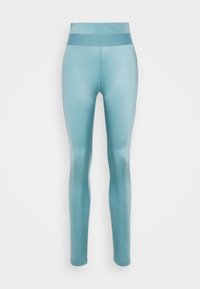 Leggings teal avec une taille haute, fabriqués à partir d'un tissu lisse et extensible. Présente un logo discret sur la jambe inférieure droite.