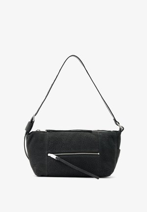 Sac à épaule en cuir noir avec une finition texturée, doté de plusieurs poches zippées et d'une bandoulière réglable pour un transport polyvalent.