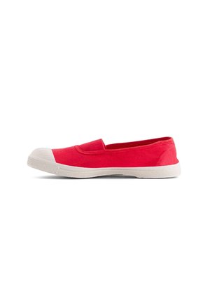 Chaussure en toile rouge à enfiler avec semelle en caoutchouc blanche et embout blanc, vue de côté sur fond blanc.