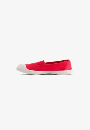 Chaussure en toile rouge à enfiler avec semelle en caoutchouc blanche et embout blanc, vue de côté sur fond blanc.