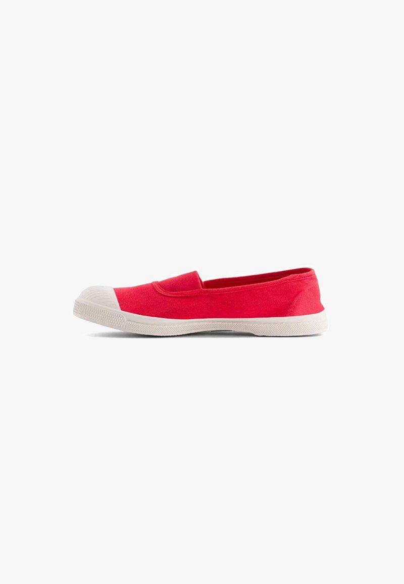 Chaussure en toile rouge à enfiler avec semelle en caoutchouc blanche et embout blanc, vue de côté sur fond blanc.