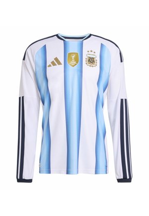 Weißes Fußballtrikot mit langen Ärmeln, hellblauen vertikalen Streifen, schwarzen Akzenten, Adidas-Logo, FIFA 2022 Emblem und Wappen des Argentinischen Fußballverbands.