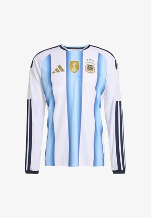 Weißes Fußballtrikot mit langen Ärmeln, hellblauen vertikalen Streifen, schwarzen Akzenten, Adidas-Logo, FIFA 2022 Emblem und Wappen des Argentinischen Fußballverbands.