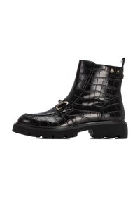 Botines negros con textura de cocodrilo, suela gruesa, herrajes decorativos y tirador en la parte trasera. Acabado suave y brillante.