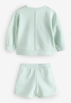 Set di felpa e pantaloni corti color verde menta chiaro realizzato in tessuto morbido. La felpa ha un collo rotondo e polsini a costine; i pantaloni corti presentano una cintura elastica.