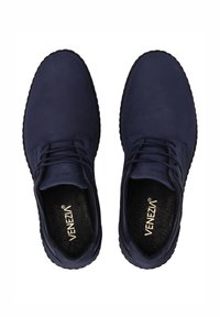 Navyblaue Lederschuhe mit glatter Textur, Schnürdesign und Gummisohlen, mit dezenter Markenkennzeichnung auf den Innensohlen.
