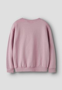 Miękki różowy longsleeve sweter typu crewneck z prążkowanymi mankietami i dołem, pokazany z tyłu na jednolitym szarym tle.