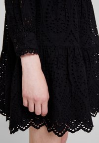 YAS Robe de jour - black