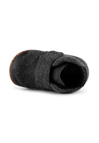 Sivi papuča s crnim gumiranim potplatom, koja ima Velcro trakicu i unutarnju oblogu od teksturirane tkanine. Zaobljenog oblika i minimalističkog dizajna.