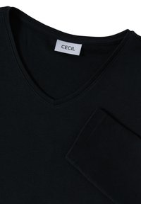Svart långärmad V-ringad tröja i mjukt tyg. Har en enkel design med en etikett som säger "CECIL" vid halslinningen.