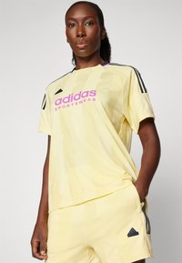 adidas Sportswear TIRO CUT STRIPES BOYFRIEND - Tričko s potlačou - almost yellow