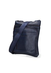 Borsa a tracolla in pelle blu navy con tracolla removibile, dotata di numerose tasche con zip e un logo discreto. Texture liscia, forma rettangolare.