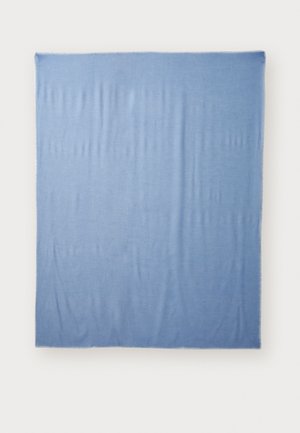 Écharpe rectangulaire bleue en tissu doux, avec une texture lisse et des bords frangés. La couleur passe du bleu clair au bleu foncé.