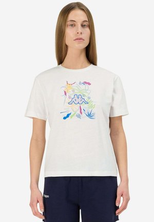 T-shirt bianco in cotone con una stampa grafica colorata di foglie e il logo Kappa al centro. Maniche corte e scollo rotondo.