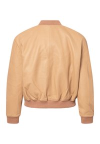 Veste bomber en cuir tan avec des poignets et un col côtelés, présentant un ourlet froncé. Texture lisse avec des détails de couture minimaux.
