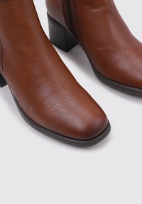 Sandra Fontán TELDE - Boots à talons - camel