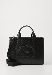 Zwarte leren tote bag met textuur, dubbele handvatten bovenaan, verstelbare schouderriem en het merklogo in reliëf op de voorkant.