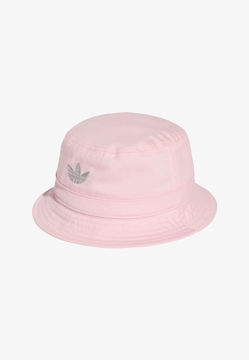 Jasnoróżowy kapelusz typu bucket z małym szarym haftowanym logo Adidas trefoil po boku oraz przeszyciami na rondzie.