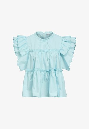 Halványkék, réteges blúz, pikkelyszegélyes, fodros rövid ujjakkal és fodros, kerek nyakkivágással, könnyű anyagból készült.