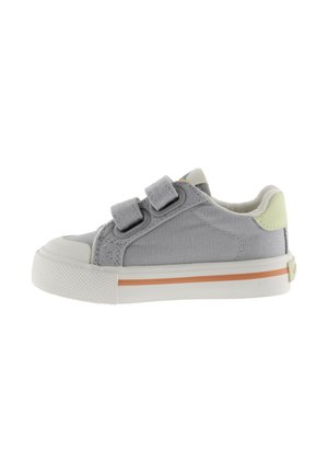 Zapatilla gris para niño pequeño con doble cierre de velcro, suela de goma blanca y lengüeta en el talón de color amarillo claro.