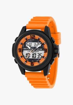 Orologio digitale con cassa nera e dettagli arancioni. Presenta un cinturino in silicone arancione testurizzato, display LCD e doppio fuso orario. Resistente all'acqua fino a 50m.