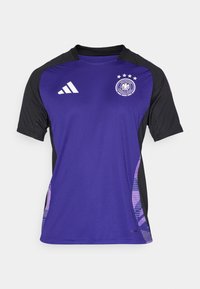 Lila och svart kortärmad tröja, har Adidas-logotyp, tysk fotbollsfrist, mönstrade detaljer på sidorna, rund halsdesign.