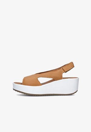 Sandalo con zeppa in pelle marrone, con punta aperta e design a tagli laterali. Presenta un suola platform bianca e una tracolla regolabile.