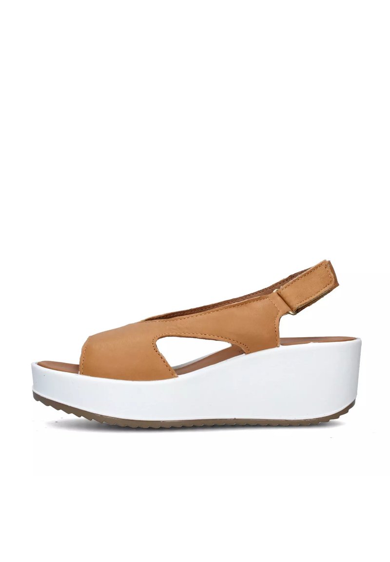 Sandalo con zeppa in pelle marrone, con punta aperta e design a tagli laterali. Presenta un suola platform bianca e una tracolla regolabile.