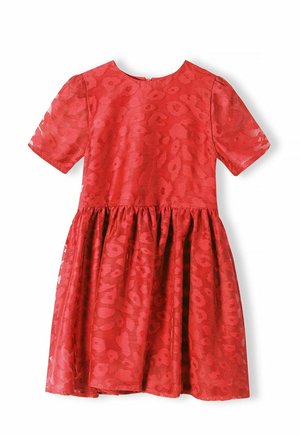 Rode jurk met korte mouwen, voorzien van een getextureerd luipaardpatroon, een uitlopende rok en een ronde halslijn. Ritssluiting op de achterkant bij de hals.