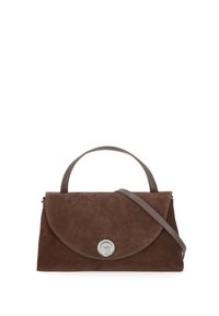 Borsa a mano in suede marrone con chiusura a pattina curvata, dettagli in hardware argentato, manico corto e una lunga tracolla regolabile.