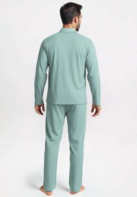 Lichtblauw pyjama set met verticale strepen. Het langemouwen top heeft een kraag, de bijpassende broek heeft een relaxte pasvorm en is gemaakt van zachte stof.