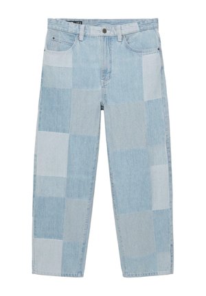 Jean en denim patchwork bleu clair avec une coupe droite, fermeture par boutons, passants pour ceinture, et poches à l'avant et à l'arrière.