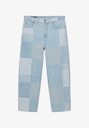 Jean en denim patchwork bleu clair avec une coupe droite, fermeture par boutons, passants pour ceinture, et poches à l'avant et à l'arrière.