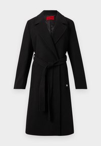 Cappotto lungo nero in lana con cintura, rever a punta, tasche laterali e etichetta interna rossa con la scritta "HUGO."