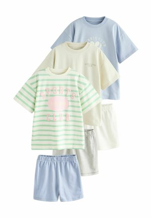 Ensemble de quatre t-shirts pour enfants dans des couleurs pastel : bleu clair, vert menthe avec des rayures, crème, et un avec l'impression "SPORTS CLUB" ; assortis avec des shorts légers.