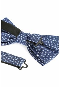 Granatowy muszka w białe kropki, wykonana z tkaniny, zawiera pasujący pasek oraz czarne elementy do zapięcia.