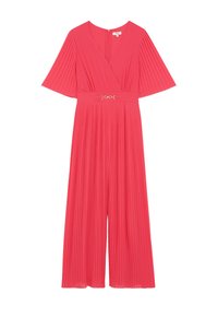 Mono plisado en un coral brillante con mangas cortas con vuelo, un frente cruzado y una cintura estrecha que presenta un detalle metálico.