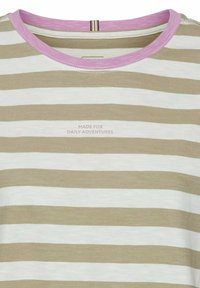 Stribet t-shirt med beige og hvide striber og en pink krave. Centreret tekst med teksten "LAVET TIL DAGLIGE EVENTYR." Blød stoftekstur.