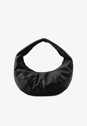 Zwarte leren hobo tas met een zachte, gladde textuur, gebogen silhouet en een brede schouderband. Kenmerkt zich door geplooide details en stiknaadaccenten.