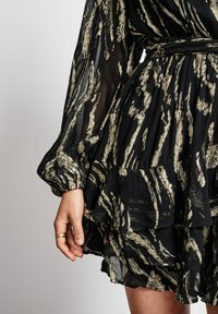 Next REGULAR FIT - MINI WRAP RUFFLE  - Nappali ruha - black gold