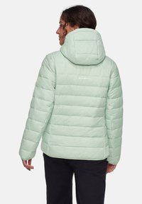 Licht muntgroene pufferjack met capuchon, voorzien van een horizontaal gequilt ontwerp en een logo op de bovenrug. Zachte, gladde textuur.