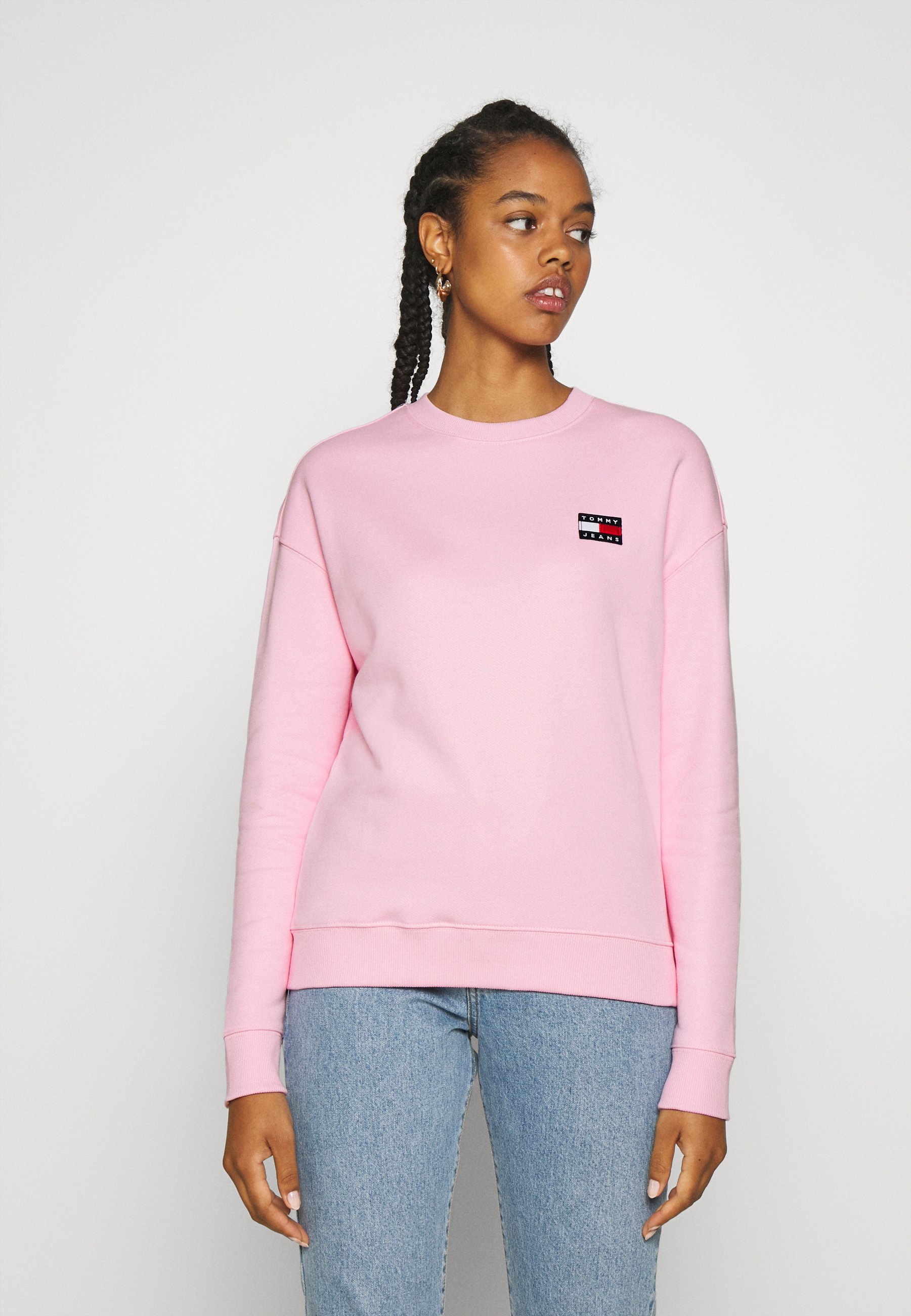 Sweatshirt / Hoodie TOMMY JEANS M Tommy Badge Crew nava (DM0DM06592 C87) –  Queens 💚