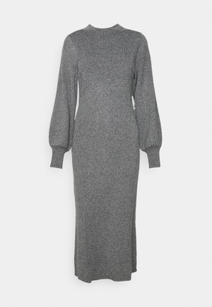 Vestito grigio lungo e lavorato a maglia con un corpo aderente e maniche a palloncino. Tessuto a coste, scollo a girocollo e lunghezza a metà polpaccio. Senza motivi visibili.