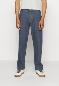 Wrangler CASEY CARPENTER - Avar lõikega teksad - dark blue