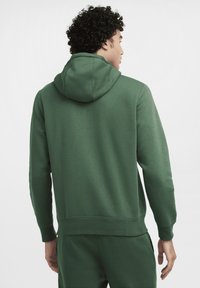 Felpa verde scuro con cappuccio regolabile, polsini e orlo a coste. Tessuto liscio con vestibilità comoda. Nessun marchio o motivo visibile.