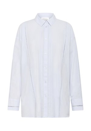 Cămașă butonată de culoare albastră deschisă, dintr-un material neted, cu guler clasic, mâneci lungi și detalii laterale complexe cu cusături verticale.