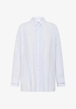Svijetloplava košulja na dugme od glatkog materijala, koja ima klasični ovratnik, dugačke rukave i složen bočni detalj s vertikalnim šavovima.