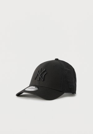 Casquette de baseball noire avec dos en résille et logo brodé des New York Yankees en noir sur le devant, présentée sur un fond clair uni.