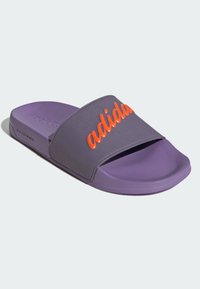 Fioletowe klapki z grubym szarym paskiem, na którym znajduje się wypukłe pomarańczowe napisy "adidas", z fakturowaną podeszwą i gładkim wykończeniem.
